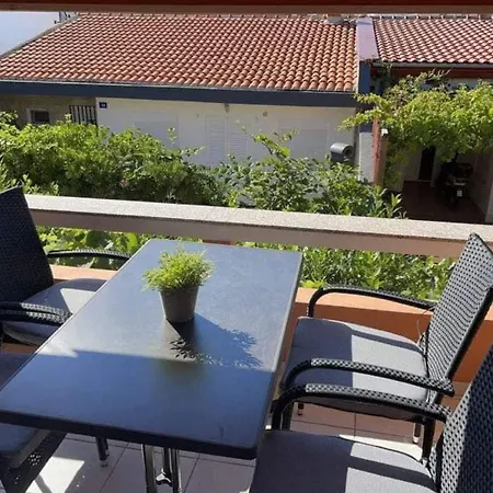 Apartment Beachfront Family Friendly Vir